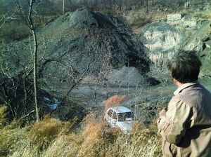 废弃两年的西锁簧煤矿，只剩下老李一人看守。