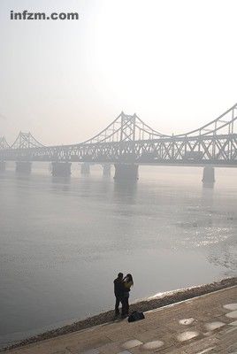 雾中的鸭绿江大桥，见证了中国与朝鲜的关系。（CFP/图）