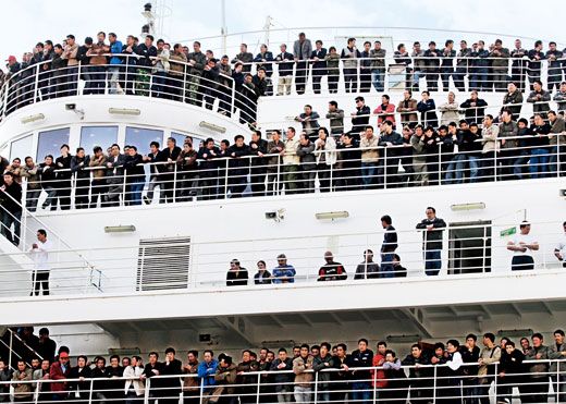 利比亚撤侨全记录:500余工人办特别版回国证明