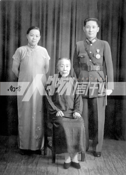 40年代，张治中夫妇与岳母赵太夫人在重庆时的合影(受访者提供)