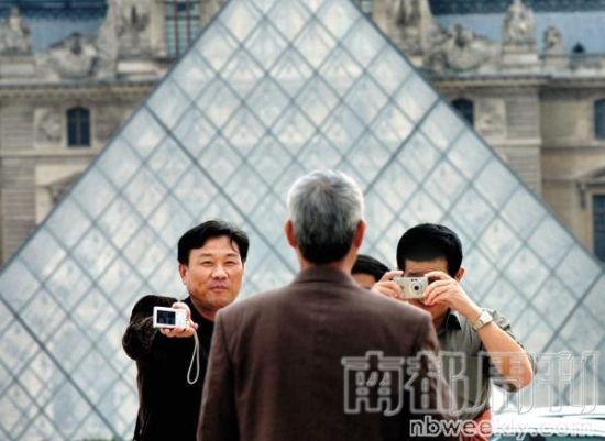 美记者随中国旅行团游欧洲:购物花费是住宿2倍