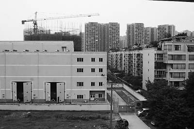 �����ɶ���B 110ǧ������վ��ǧ����԰С����һǽ֮������ҵ�����ƣ����վ��С������������������Լ20�ס���������  ������� 