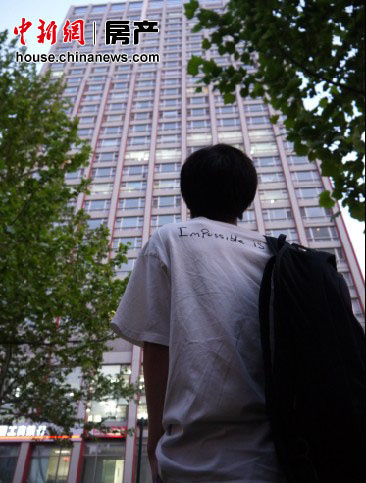 С����һ����Ʒ¥ǰ�����Ѿ��ǲ��������Լ������ĵڼ�����Ŀ�ˡ� ���� �Ż��� ��