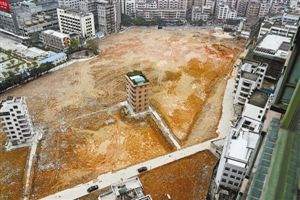 2007年，蔡珠祥的6层小楼成了拆迁空地上的孤楼。