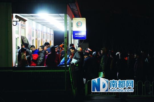 2013年12月31日晚，北京白鹿收费站北侧的进京证办理处，数百人连夜排队办理有效期7天的临时通行证。CFP