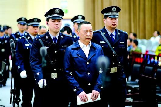 刘汉等被告人被带到法庭受审。(本报报道组 摄)