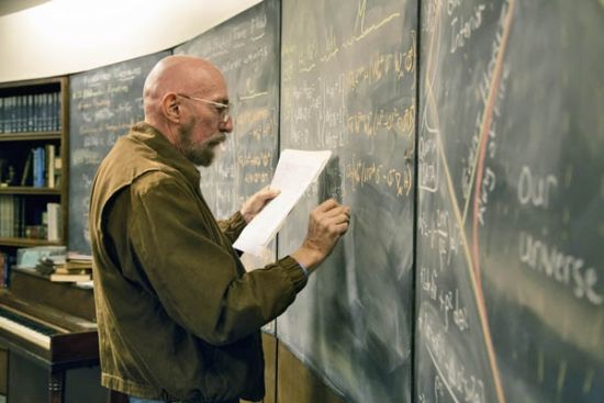 在《星际穿越》片场的美国物理学家基普·索恩。他随时准备用密密麻麻的方程式推演和论证各种影片中涉及的理论