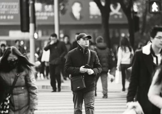 12月8日,黄洋父亲黄国强抵达上海高院。当日,“复旦投毒案”在上海高院公开开庭二审。图|CFP 12月8日,黄洋父亲黄国强抵达上海高院。当日,“复旦投毒案”在上海高院公开开庭二审。图|CFP