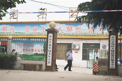 已过了10多天，康乐园大门仍被封锁着，任何人不能入内。新京报记者 尹亚飞 摄