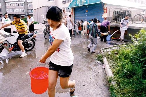 吉林通化停水95小时后居民继续等待供水(图)