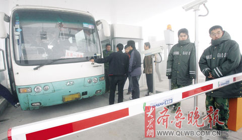 济青南线高速未开通客车擅自闯入起冲突