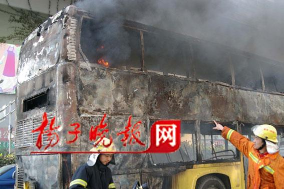 本网快讯:今晨南京一公交车自燃(组图)