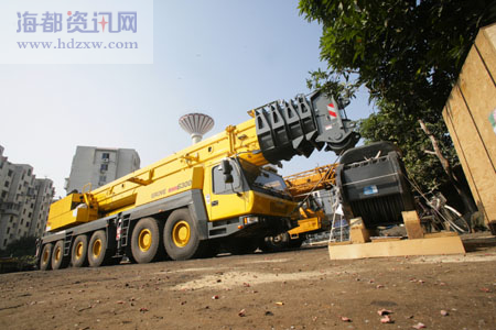 起重机巨无霸抵榕