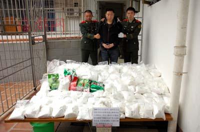 本报讯 厦门,漳州两市边防警方相继破获了两起特大走私毒品案,共