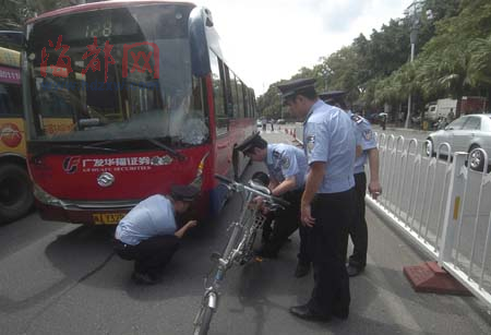 福州华林路斑马线附近 公交撞飞初中女生