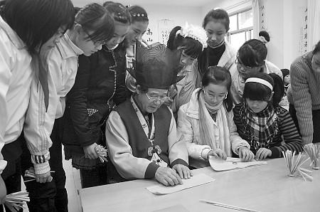 中国课堂来了韩国古人 不是拍戏。这位教授在