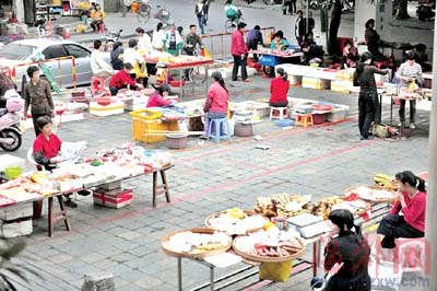 东菜市场停车场临时摊位每月交百元