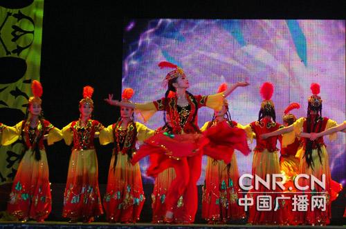 新疆哈密歌舞团《哈密瓜的故乡》再现丝路古韵