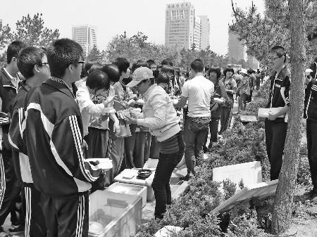 学生午餐,到底谁最吃香? --威海中小学生午餐状