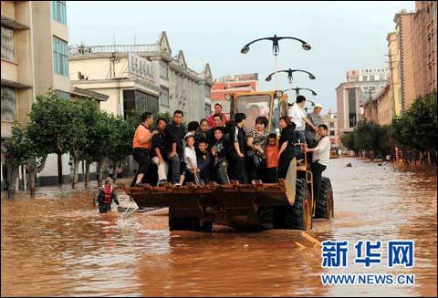 云南马龙县暴雨致洪灾 1人死亡165人受伤_天气预报