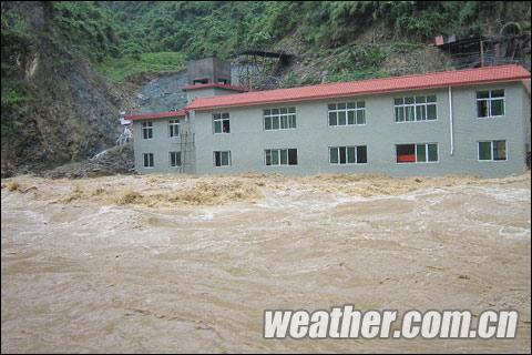 铜仁暴雨滂沱 街道洪水半小时及膝 预警升最高