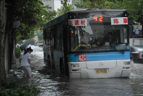 暴雨横扫河南 局地狂风掀翻屋顶_天气预报