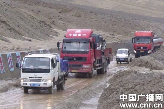 新藏公路水毁路段再遇泥石流武警全力抢通