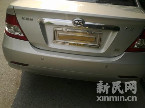 私家车天水路沿线乱停 为避罚单车牌 晚拆早挂