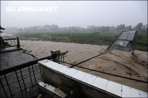 四川成都暴雨倾盆 崇州怀远镇一桥垮塌_天气预