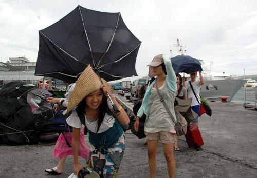 台湾面临三台风夹击民众躲台风