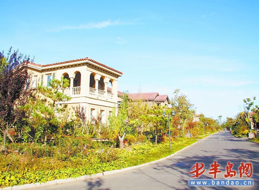 即墨温泉镇的许多别墅被各地的顾客买来作为养老房。 候鸟式养老越来越受到有一定经济实力的老年人的青睐。记者近日探访获悉,因地理位置依山傍海、气候优越,青岛已成为异地候鸟老人首选的养老地之一 。他们的到来带来消费力,让青岛的养老产业有了老有所为的空间,同时一些老人甚至在青岛展开了二次创业,实现了自己老有所为 的梦想。 高档小区成养老公寓 七个别墅小区聚集在一个乡镇上,即墨市的温泉镇成了远近闻名的养老圣地,吸引着全国各地的老人来这里购房休养。而在当地的民房、旅店里,聚集着很多来
