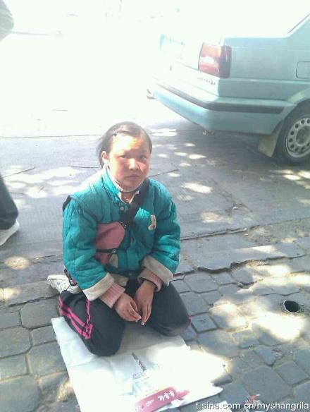 2月9日, 昆明东寺街北口乞讨的女孩.