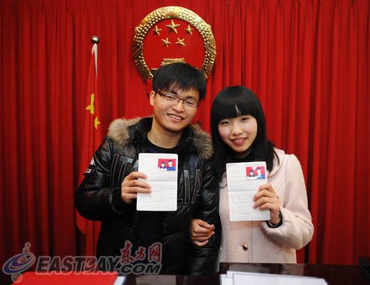 申城涌现情人节 结婚潮 新人 摆乌龙 妈妈族 助