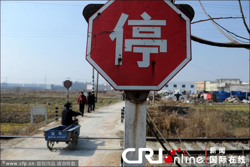 ���պϷʻ�ײ���⳵��1��4�˼�ѹ���н�200��