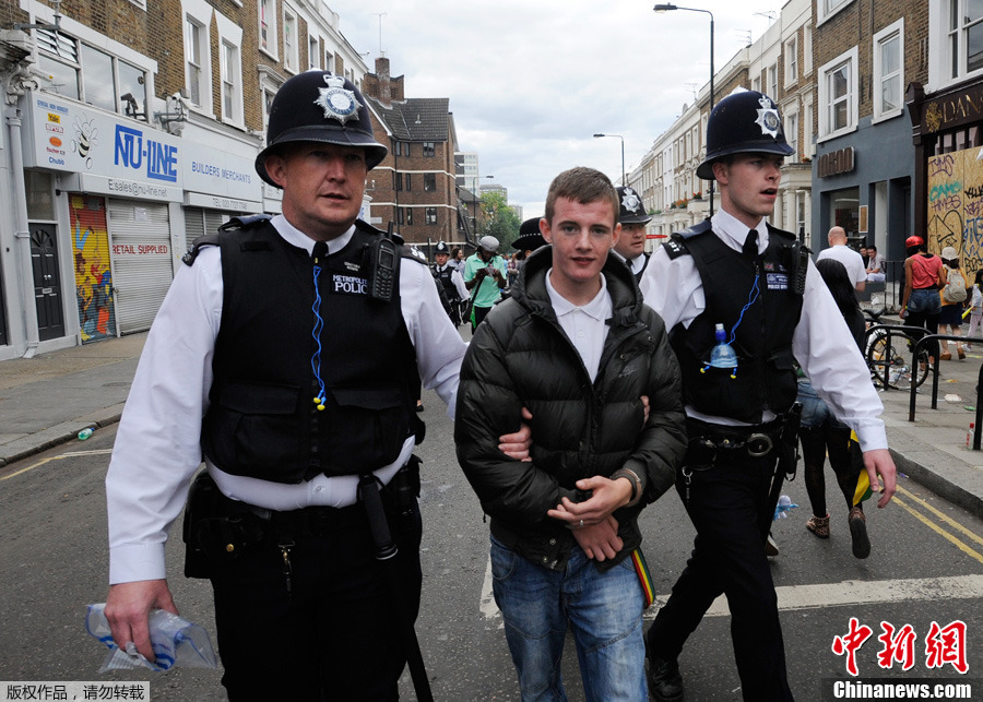 英国诺丁山狂欢节精彩落幕 数名狂欢者被逮捕