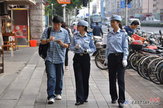 东方网记者方翔9月30日报道:在铁路上海南站,有一支女子城管