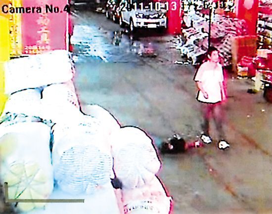 2岁女童连遭车碾18人路过不闻不问