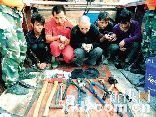 　　■警方擒获五名蒙面劫匪，展示其用来作案的工具。