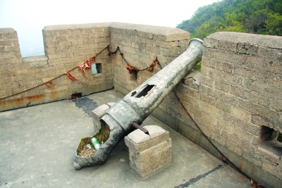 珍珠泉长城炮台严重受损 大炮沦为景区垃圾箱