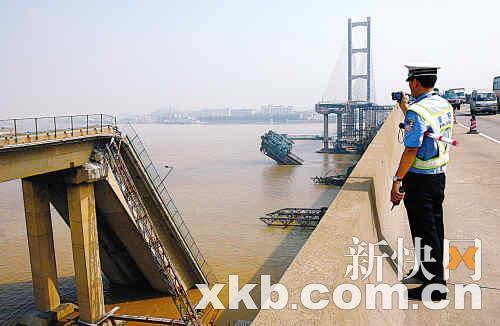 四年前,一名交警在拍摄九江大桥塌桥现场图片.(资料照片)