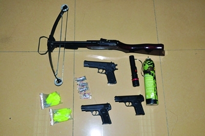 有人在东杨坊立交叫卖弓弩