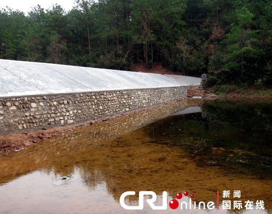 在湖北宜昌农村,修葺一新的农村池塘,成为来年丰收的保障