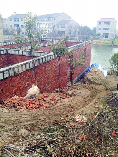 两公里河堤上,十多户人家公然建房