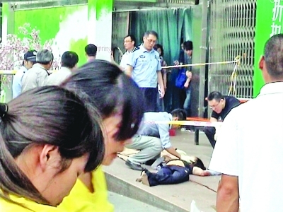 女子坠楼身亡落地前砸中两人