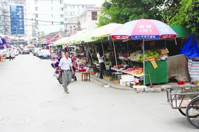 街道建违章摊点占了整条人行道