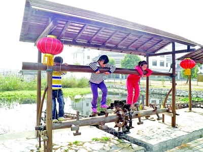 脚踏水车,小能人过足"农夫瘾"