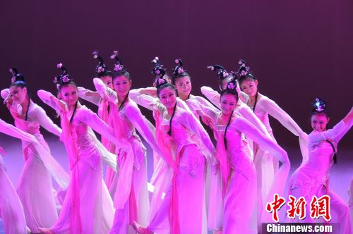 荣获第四届cctv电视大赛银奖的舞蹈《桃夭》,再次感动北京观众.