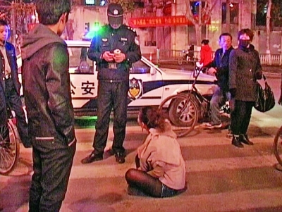 生日聚会不欢而散 南京一女子当街发酒疯(图)