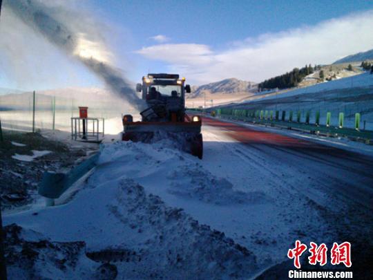 �½���������ǿ��ѩɽ���ദ·�λ�ѩ���50����