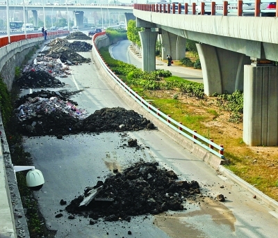 20车渣土堵死高架匝道